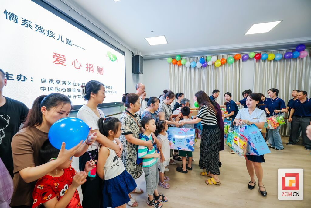 发放爱心物品 宋姿熠 摄.jpg