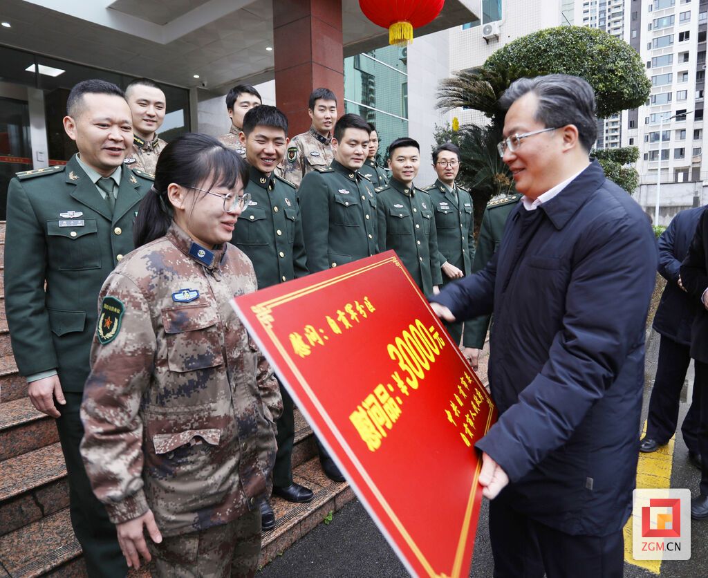 范书记军分区慰问1.JPG
