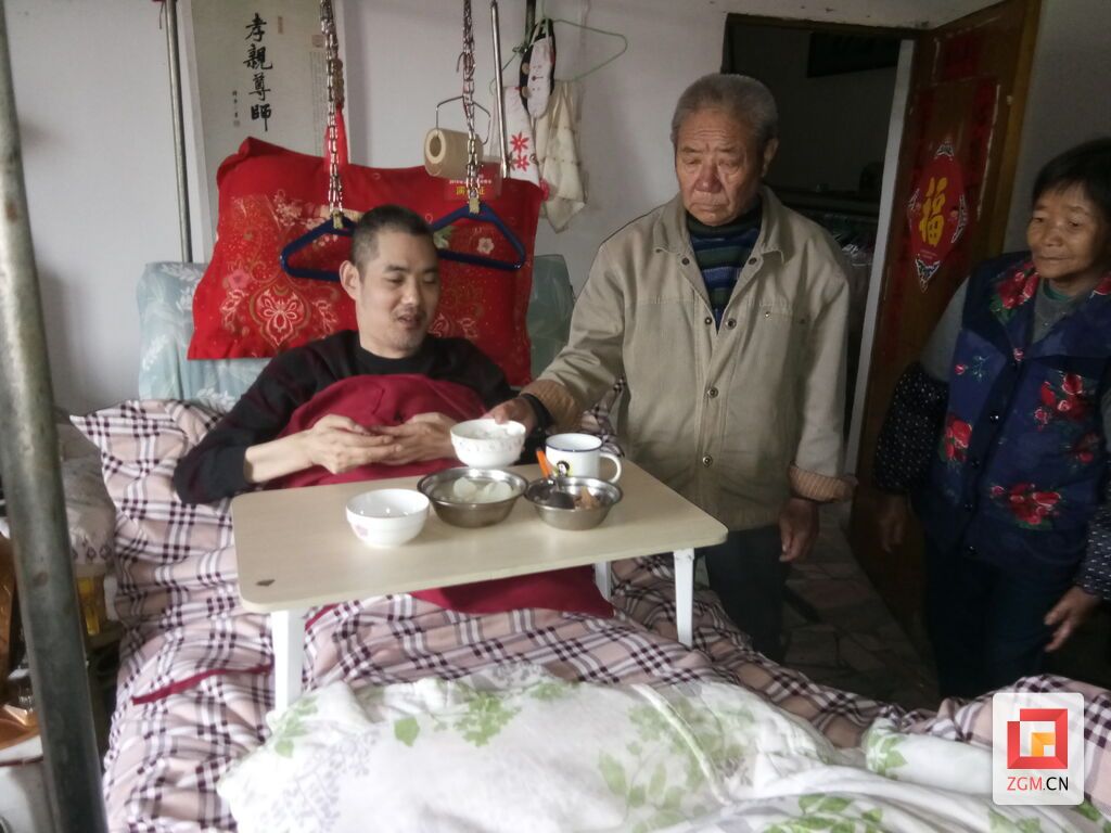 項(xiàng)家明與妻子照顧癱瘓?jiān)诖驳呐鲂煊肋M(jìn).jpg