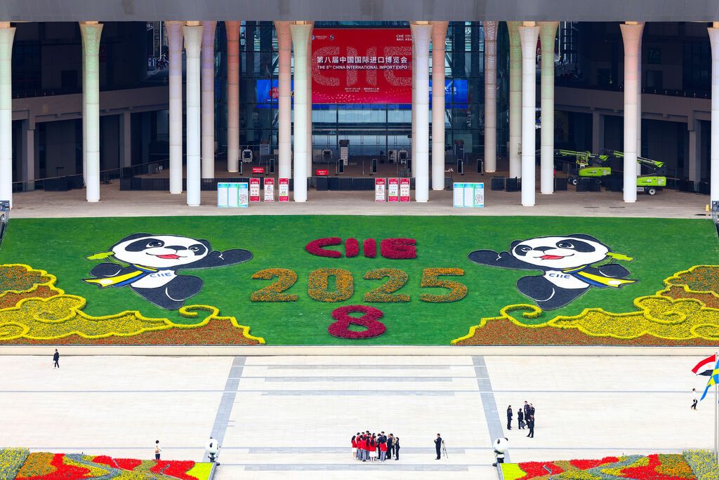 2025年10月31日,上海国家会展中心,第八届中国国际进口博览会南广场花团锦簇。