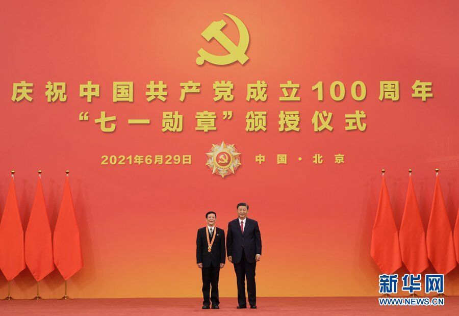6月29日，庆祝中国共产党成立100周年“七一勋章”颁授仪式在北京人民大会堂金色大厅隆重举行。中共中央总书记、国家主席、中央军委主席习近平向“七一勋章”获得者艾爱国颁授勋章。新华社记者 李学仁 摄