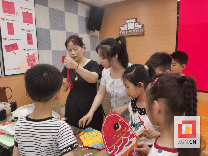 學(xué)非遺、畫彩燈！中國(guó)彩燈博物館這場(chǎng)藝術(shù)之旅讓傳統(tǒng)文化 “照進(jìn)” 童心422.png