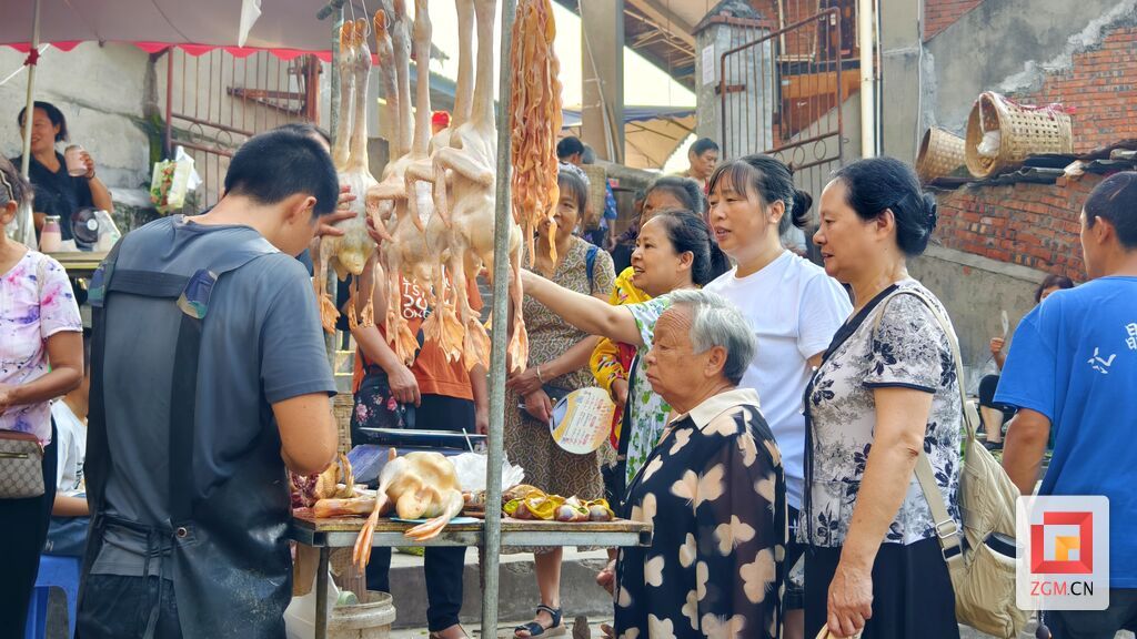 赶场天市民在大山铺挑选 记者 罗祥瑞摄.jpg
