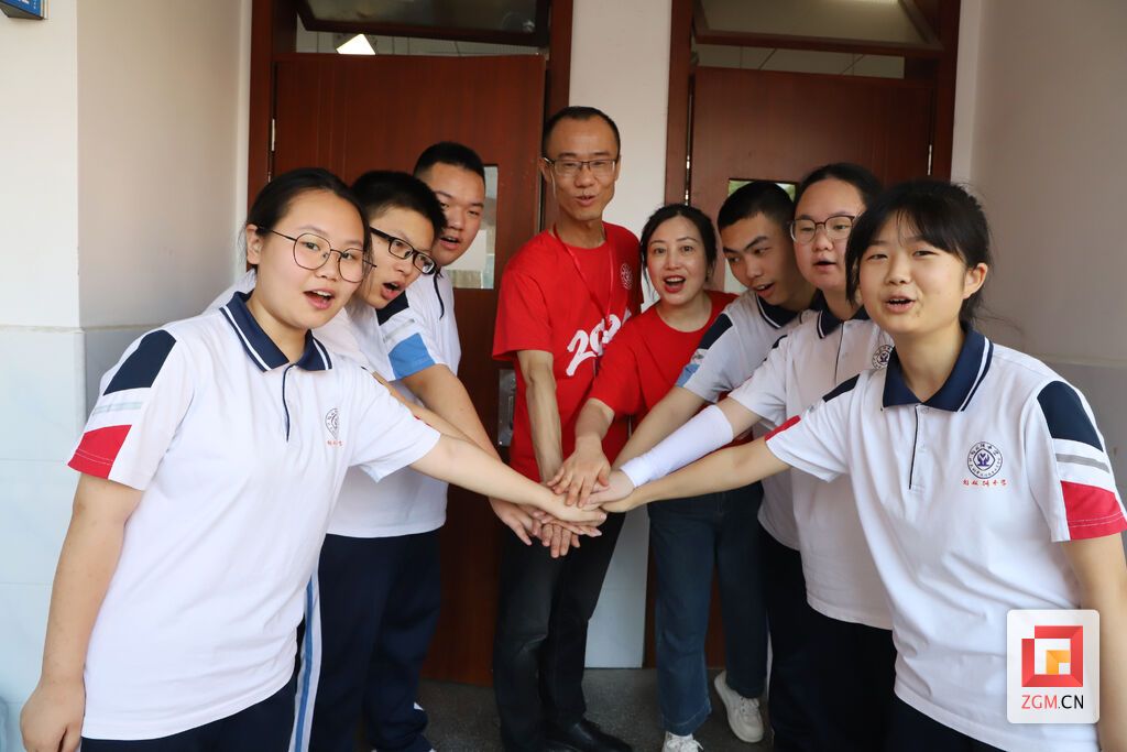 8点师生加油鼓劲 记者 陈凡逸 摄.JPG
