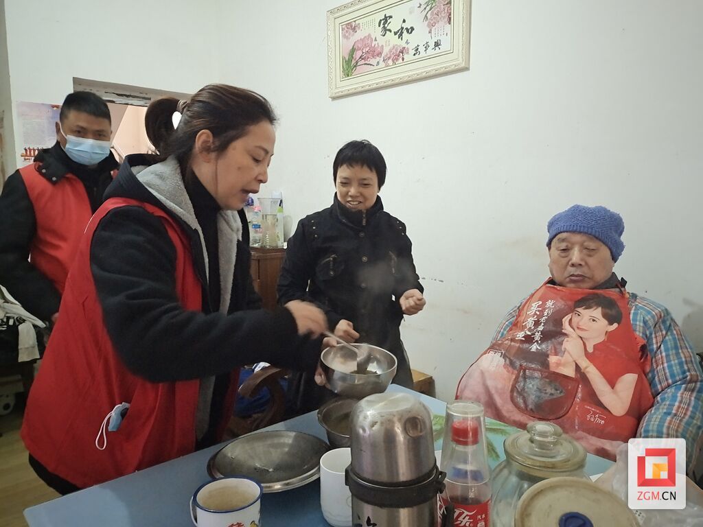 沿滩镇新时代文明实践所志愿者为孤寡老人送暖冬汤