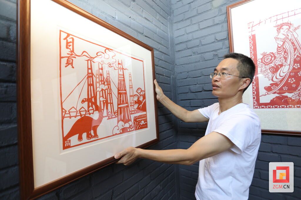 自貢非遺文化剪紙第四代傳承人楊尚祿老師在貢井區(qū)艾葉鎮(zhèn)農(nóng)民剪紙培訓(xùn)班看自己作品藝.JPG