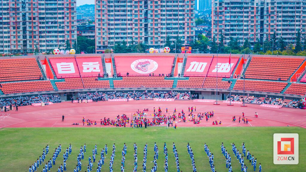 场内“自贡加油”标语醒目突出，主场氛围浓厚，振奋人心。记者 宋姿熠 摄.jpg