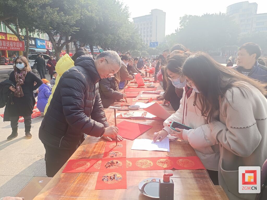 “我們的節(jié)日·春節(jié)”送福進(jìn)萬家——送春聯(lián)送福字活動(dòng)。 (2).jpg