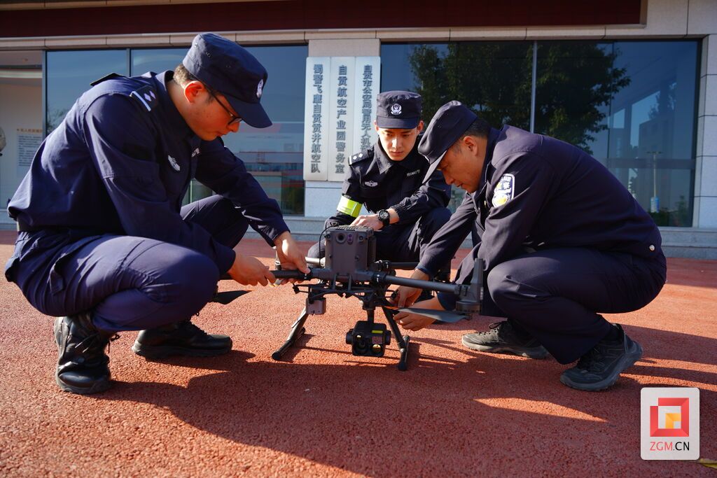 貢井分局今年成立“蜀警飛鷹”自貢貢井航空隊(duì),,用科技打開“天空視角”守護(hù)群眾平安。 (1).jpg