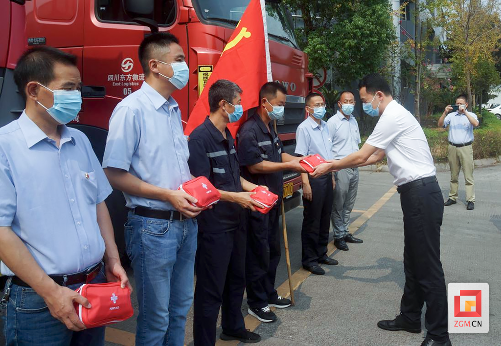 5.市委組織部副部長曾平在東方物流公司慰問貨車司機(jī)黨員.png
