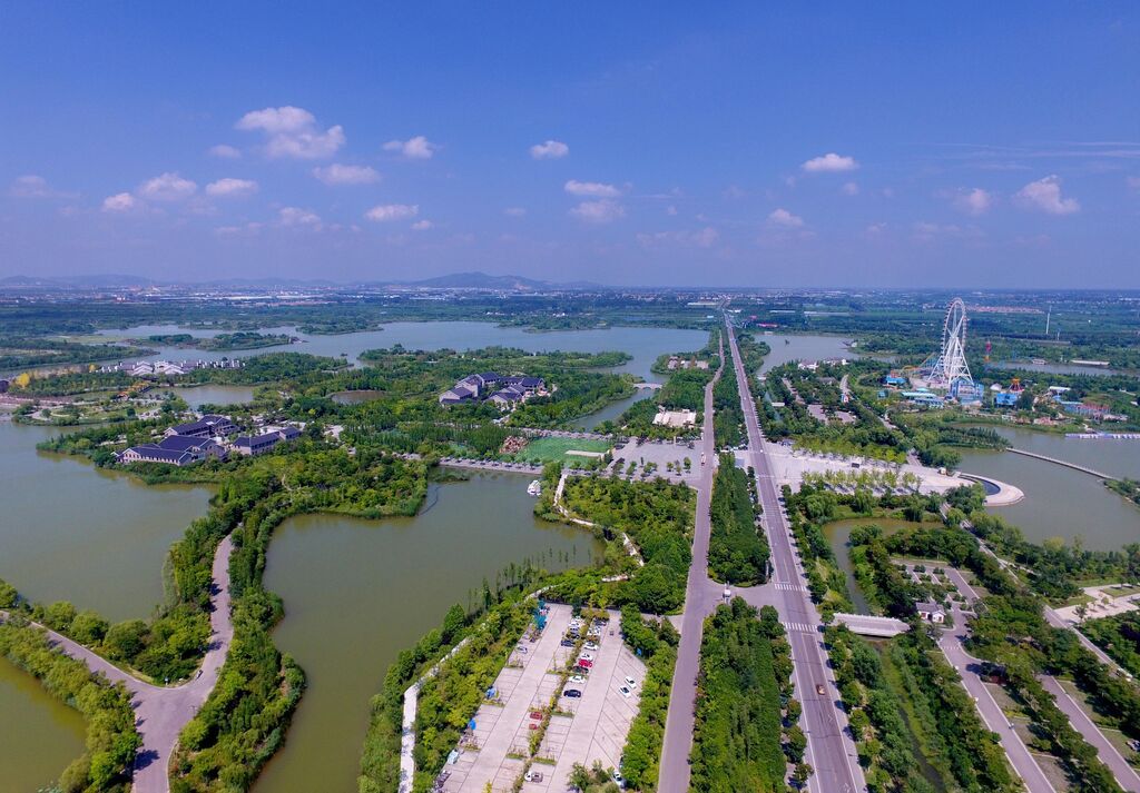 徐州走出一条资源枯竭型城市转型的新路子。图为采煤塌陷地修复而成的潘安湖湿地公园  孙井贤 摄
