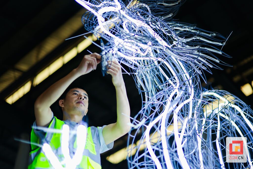 电工在骨架内部布设 LED 光源、线路、控制模块。.jpg