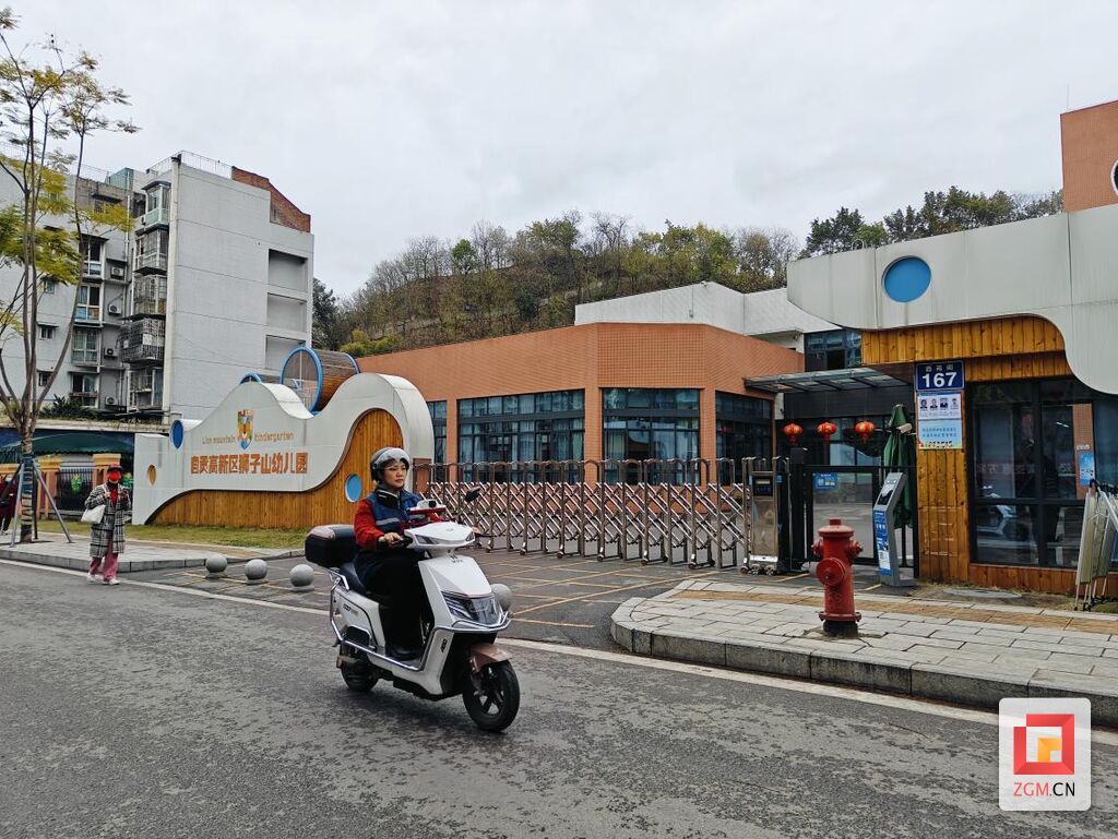 采集員騎著裝載有“高科技”的電瓶車穿在城市大街小巷.jpg