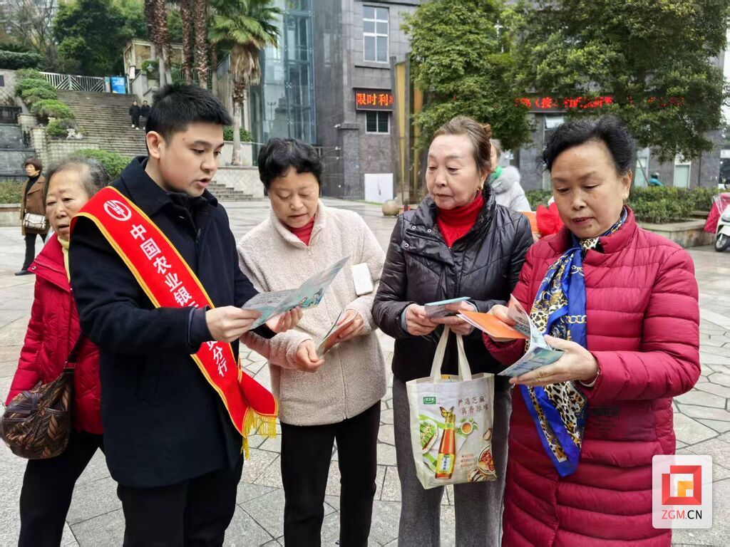 工作人員向市民進(jìn)行金融知識普及宣傳 (2).jpg