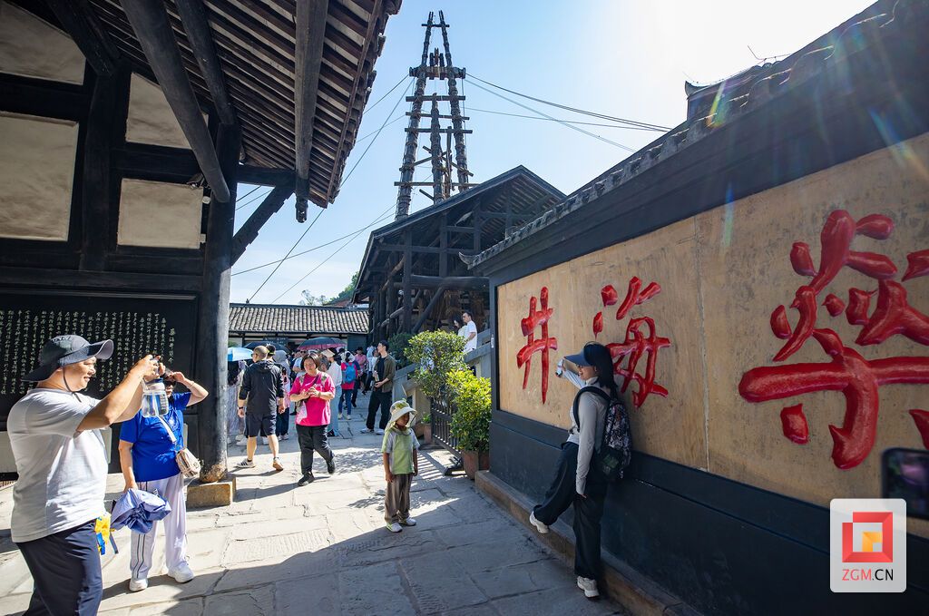 游客在燊海井拍照留影 记者 叶卫东 摄.jpg
