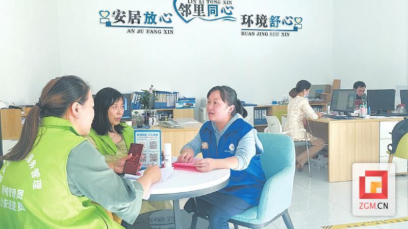 社区干部探讨工作。.jpg
