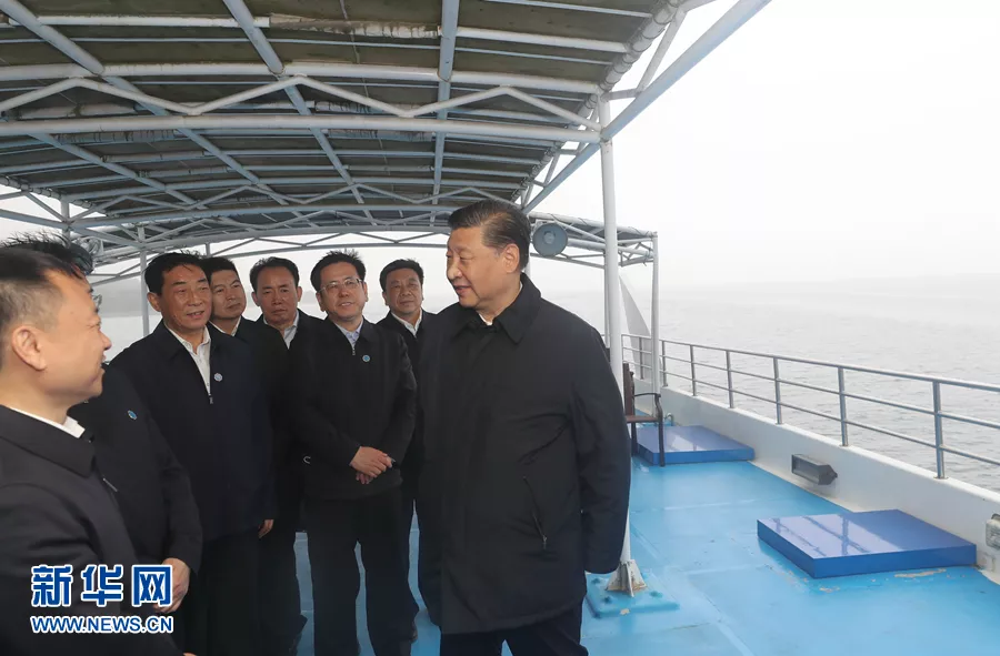 5月14日上午，中共中央总书记、国家主席、中央军委主席习近平在河南省南阳市主持召开推进南水北调后续工程高质量发展座谈会并发表重要讲话。这是座谈会前，习近平于13日在南阳市淅川县乘船考察丹江口水库。新华社记者 王晔 摄设为缩略图