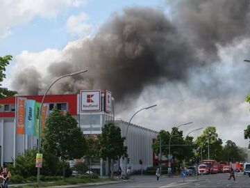 德国柏林一工厂发生火灾 现场产生大量浓烟