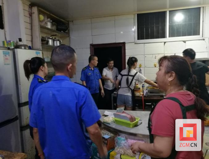 检查餐饮店清洗油烟净化装置和夜宵摊点