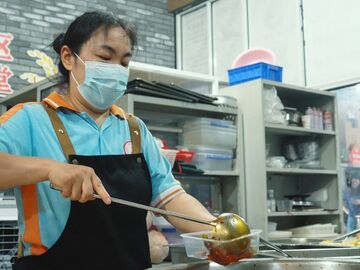一座有温度的城市丨3年送出6万多份盒饭，0元配送费——雁江向阳社区的“顺路”坚守