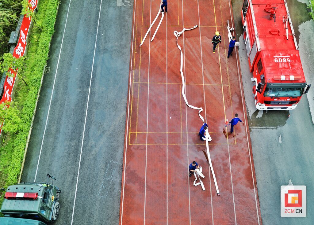 每一场消防应急演练都是一次“实战”，每位战士都要具有一丝不苟的工作态度。图为鸟瞰任务布置现场。