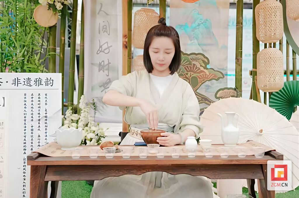 展示宋宗点茶制作技艺的朱婧汐.jpg