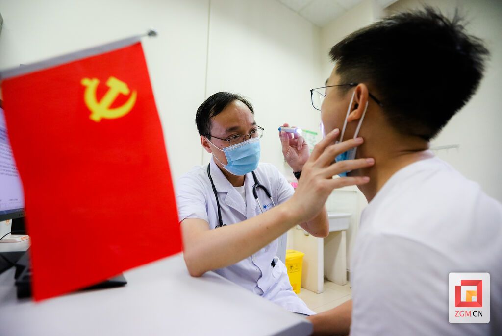 共產(chǎn)黨員、市四醫(yī)院醫(yī)生繆繼東給病人細(xì)心檢查。