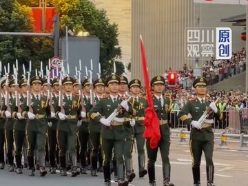 成都天府广场举行升旗仪式 数万人彻夜排队为祖国送祝福