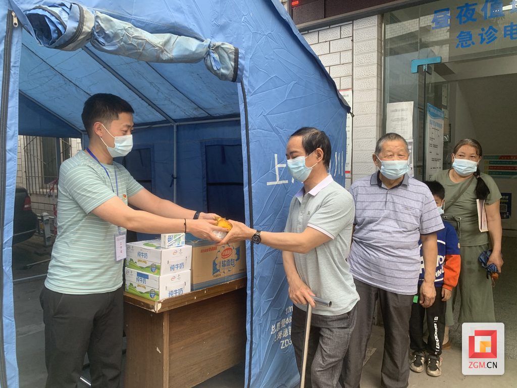 为群众发放牛奶、面包