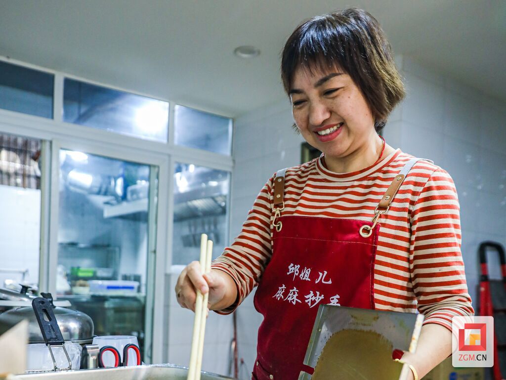 邱姐兒正在炸抄手.jpg