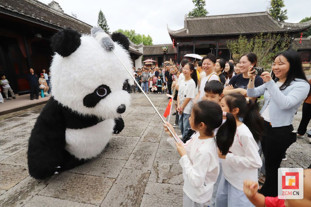 儿童进行文旅体验.JPG
