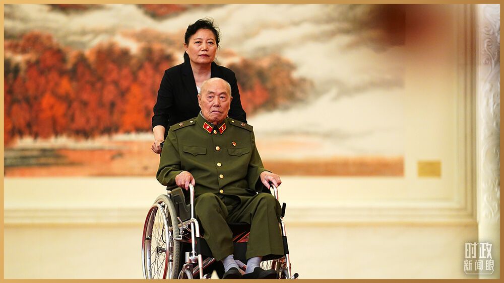 △王占山是战功赫赫的百战老兵，先后参加辽沈、平津、两广、抗美援朝、中越边境自卫还击作战等。（总台国广记者李晋拍摄）