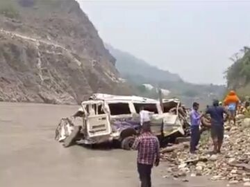 印度一汽车坠入峡谷 已致13死14伤