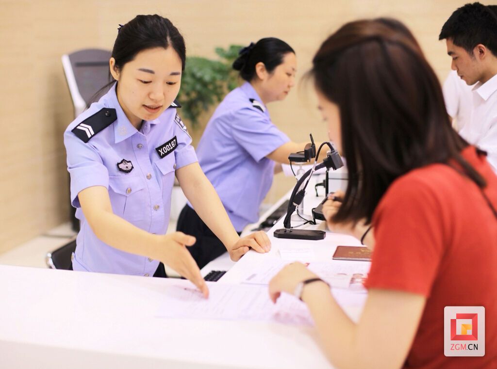 民警接受办证市民咨询