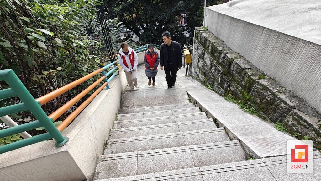 社区干部和志愿者检查梯步维护情况.jpg