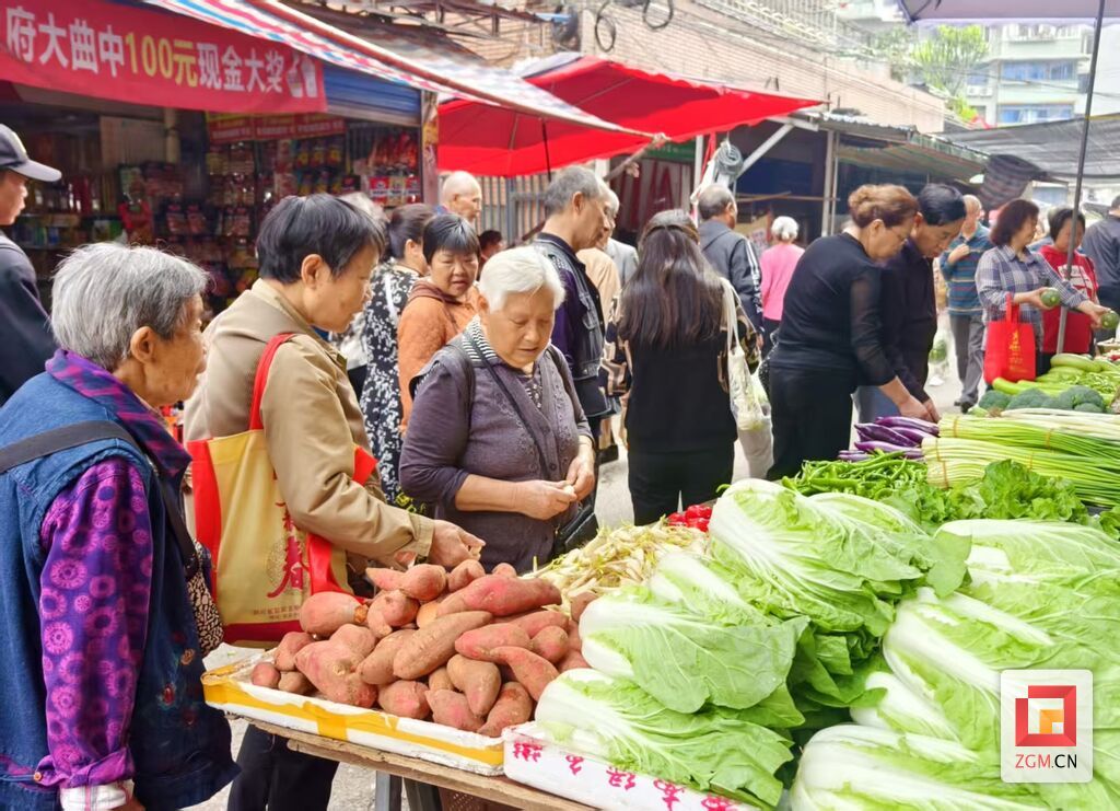 市民在郭家坳菜市场购买蔬菜记者 罗祥瑞 摄.jpg