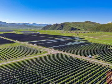 四川色达：海拔4000米“蓝色光海”点亮万家灯火