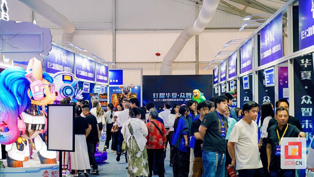 络绎不绝的观展人群.JPG