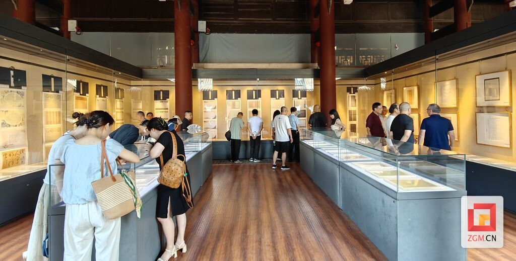 游客观书展.jpg