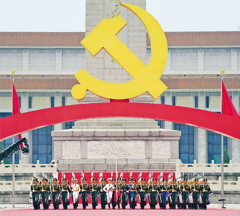 2021年7月1日上午，庆祝中国共产党成立100周年大会在北京天安门广场隆重举行。图为国旗护卫队准备升旗。 新华社记者 邢广利/摄