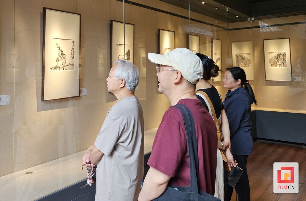 1.观众观看展览.jpg