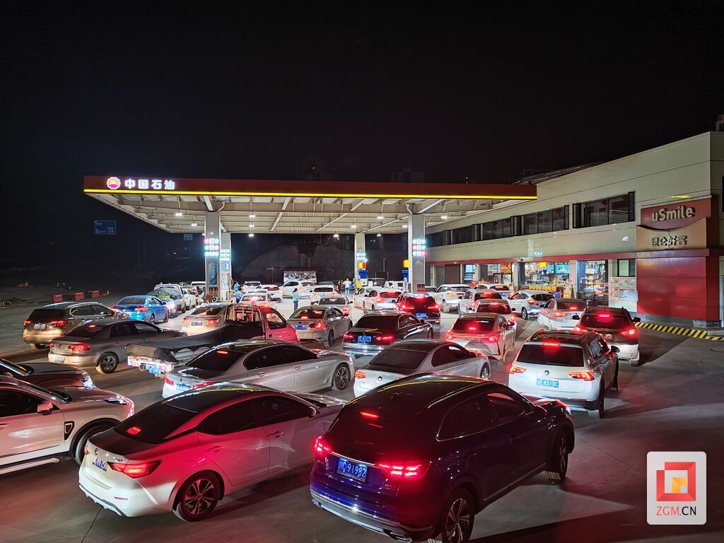 夜間加油車輛排起長(zhǎng)龍.jpg