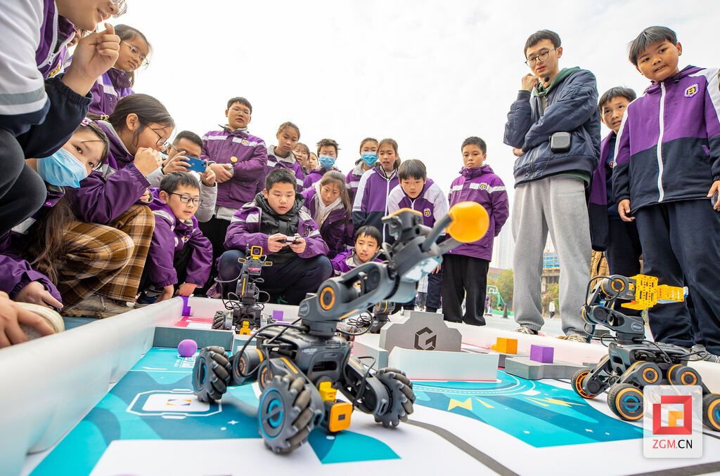 机器人挑战赛 记者 叶卫东 摄.jpg