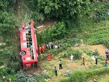 广西梧州一公交坠翻，6人送医