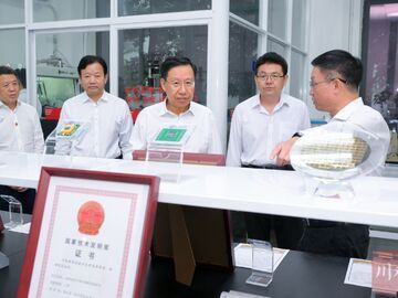 王晓晖施小琳看望慰问教师 向全省广大教师和教育工作者致以节日祝福和诚挚问候