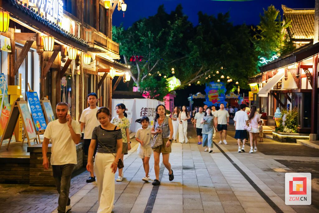 市民漫步自流井老街乐享夜游时光 记者 宋姿熠 摄.jpg