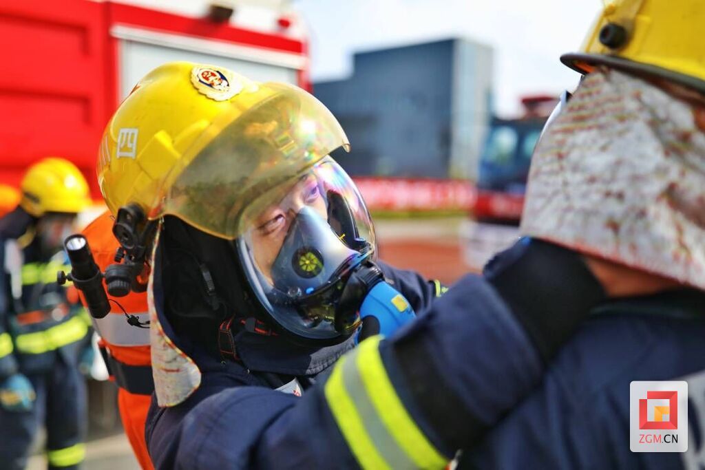 消防战士战友情深，每每执行任务前，战友们都会相互检查随身装备穿戴情况。