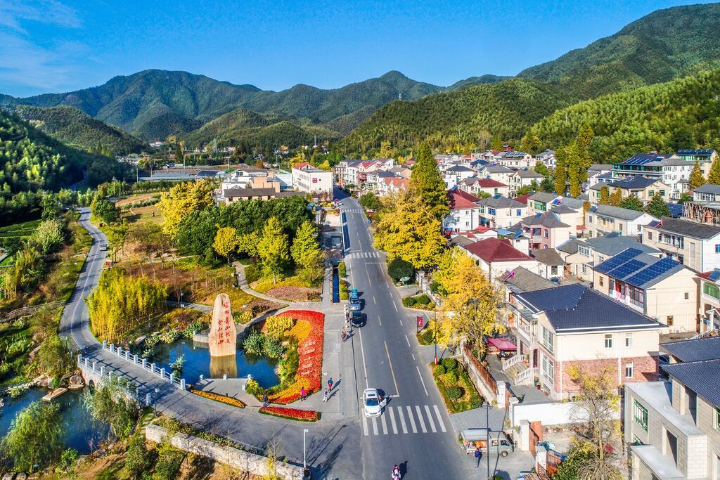 空中俯瞰的余村。 石红岩 摄