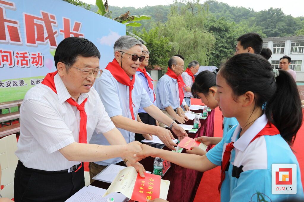 市關(guān)工委執(zhí)行主任邱德峰帶隊(duì)慰問(wèn)青少年.jpg