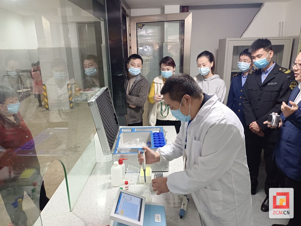 市場在一樓設(shè)置了食品安全檢測室，檢測員會對市場內(nèi)售賣的商品隨機(jī)進(jìn)行農(nóng)藥殘留、獸藥殘留和瘦肉精的檢測。
